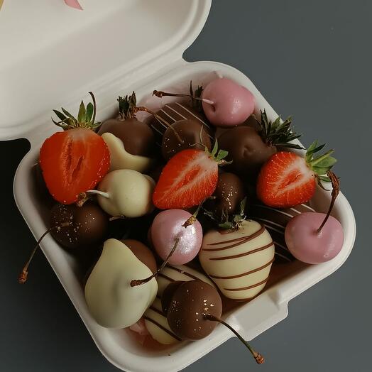 Клубника🍓 и черешня 🍒в шоколаде