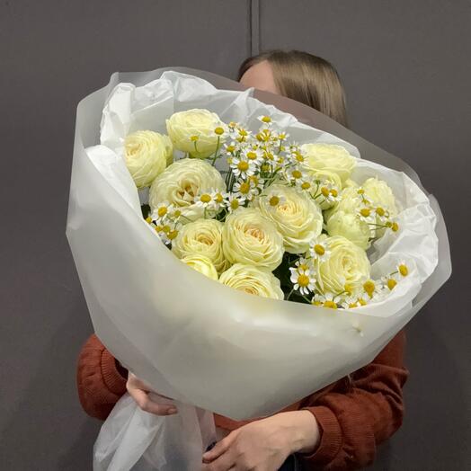 Белые кустовые розы и ромашки