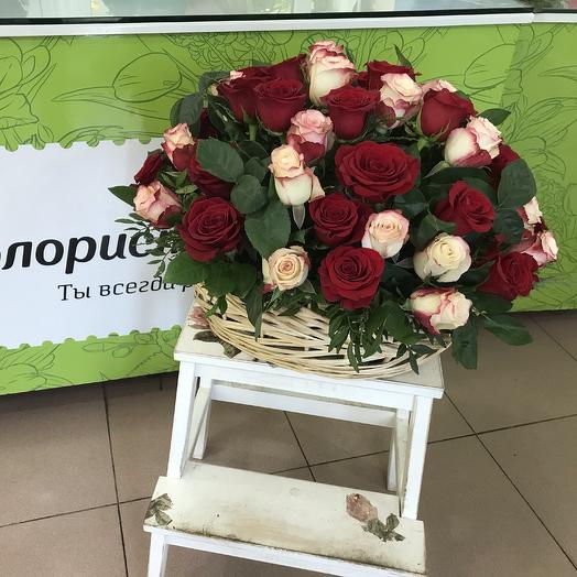 Розы в корзинке