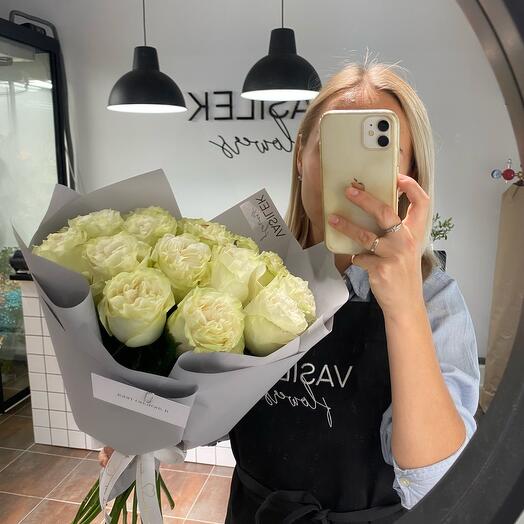 Monobuket de rosas en un paquete delicado