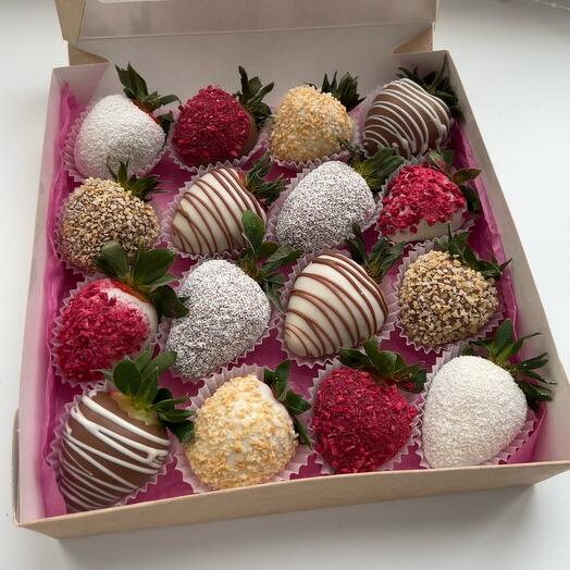 Box of 16 chocolate-covered strawberries