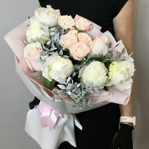 Bouquet with peonies and roses "Comfort"