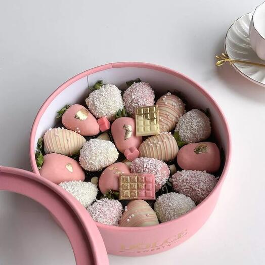Клубничный бокс "Romantic" клубника в белом и розовом шоколаде