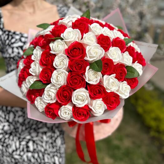 Шикарный букет из 101 красно-белой мыльной розы для любимой