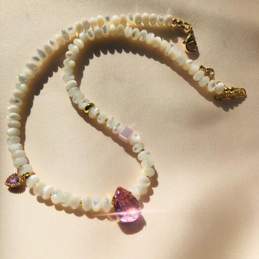 Колье из перламутра со вставками из кристаллов