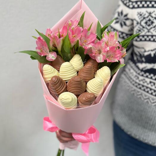 Клубничный букет с альстромериями