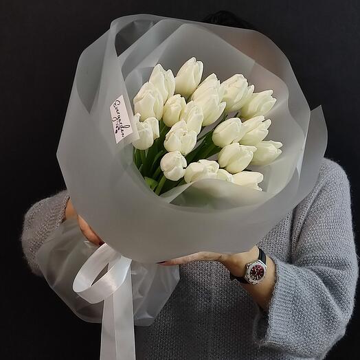 Тюльпаны белые 19 шт на Valentine s Day