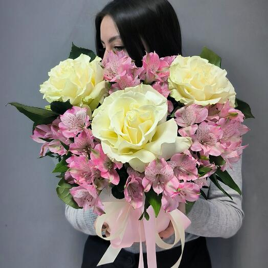 Коробочка ажурных роз и альстромерий