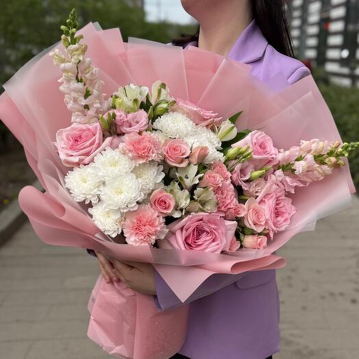 Нежный букет из розовых роз, хризантем, альстромерий и эустомы
