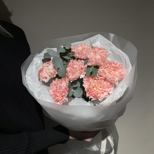 Букет из 7 диантусов с эвкалиптом