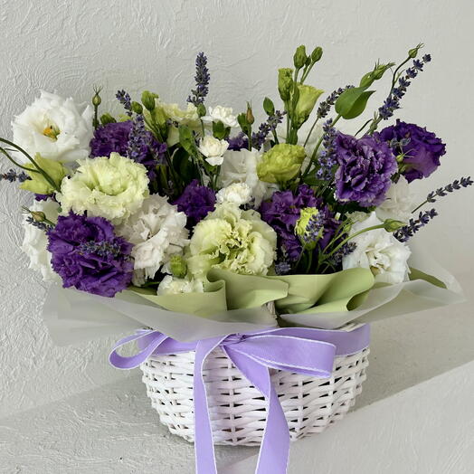 Корзина с эустомой и лавандой💜