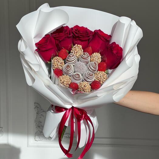 Букет из клубники в шоколаде с красными розами «Ягодная Любовь»