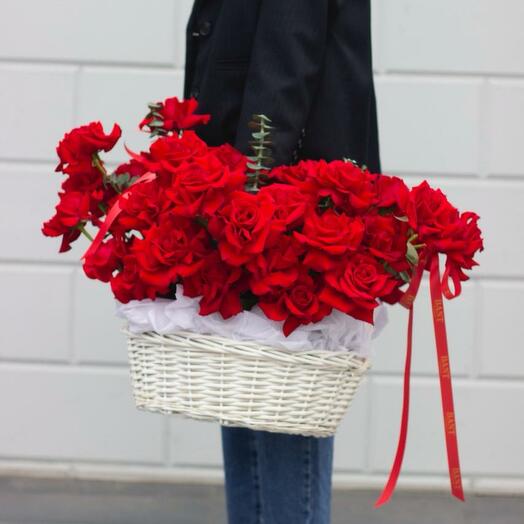 Корзина ажурных роз