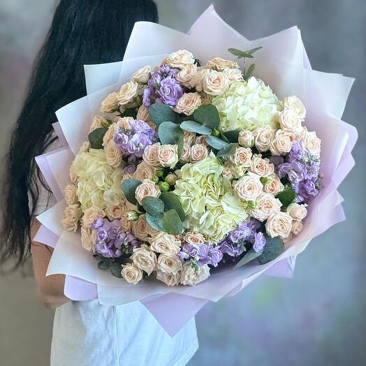 Нежный букет с гортензией, кустовыми розами и ароматной маттиолой