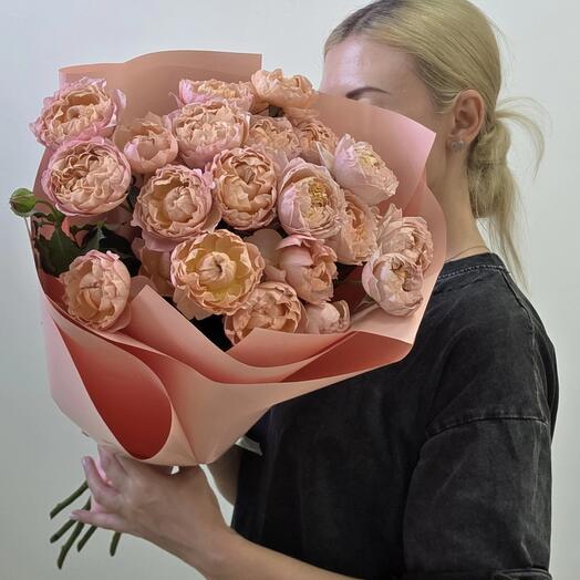 Букет из кустовых пионовидных роз сорта Джульетта