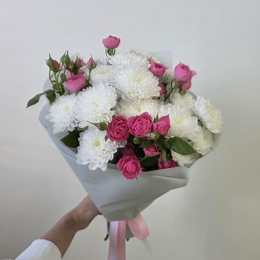 Букет из хризантемы и кустовой розы