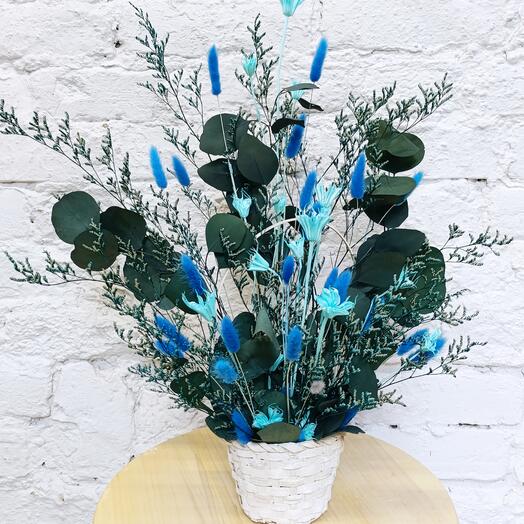 Композиция в корзинке сине-голубая