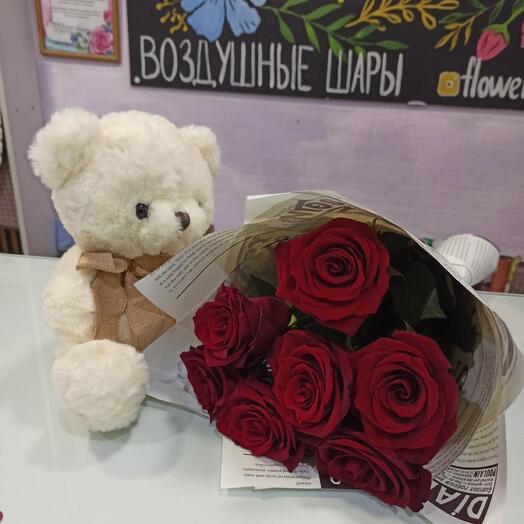 Bouquet of roses with a bear