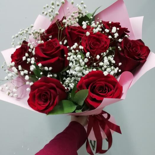 Ramo de 9 rosas con gypsophila y vegetación