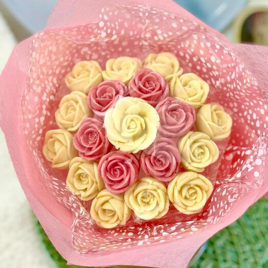 Ramo de rosas de chocolate "Fresa con crema"