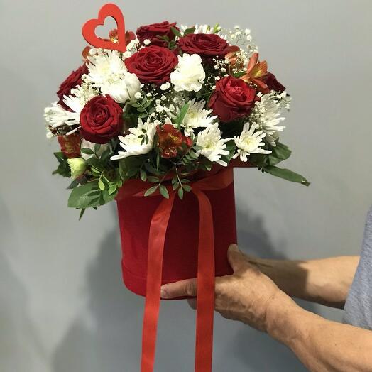 CZerwone roże z margaretką w pudełku