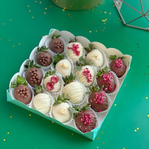 Клубника в молочном и белом шоколаде, 16 шт