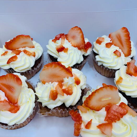 Set of 6 Strawberry cupcakes