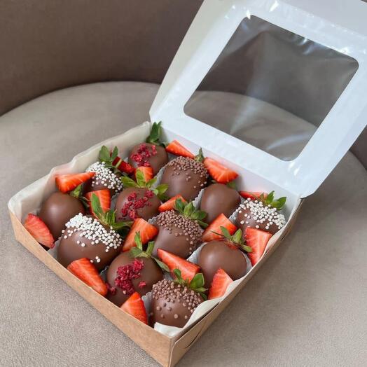 Клубника в молочном бельгийском шоколаде , 12 шт