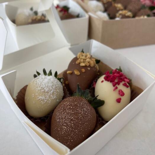 Бокс из 4 ягод для ваших гостей