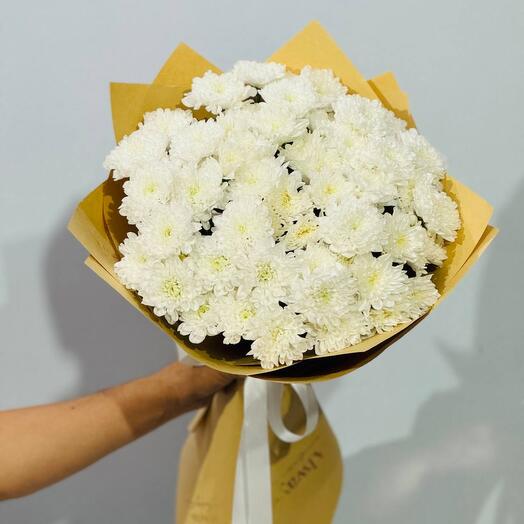 Пышный букет белых кустовых хризантем