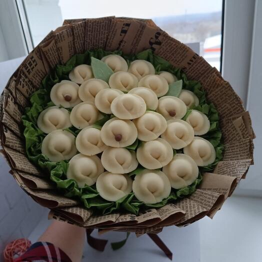 Букет из шоколадных пельменей с орехами