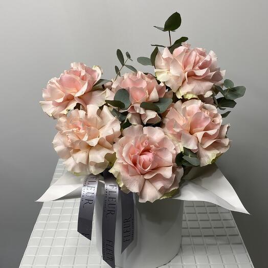 Французские розы в шляпной коробке