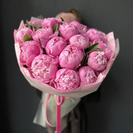 Моно букет из 15 розовых пионов «Love is»