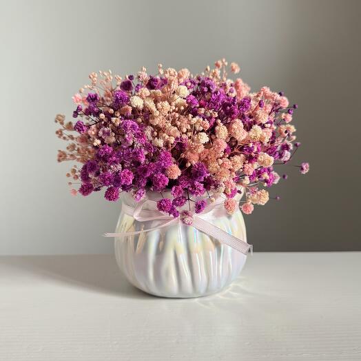 Композиция в керамическом кашпо из стабилизированной фиолетовой и розовой гипсофилы