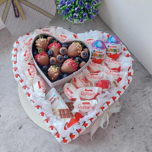 Кіндер бокс з ягодами в шоколаді