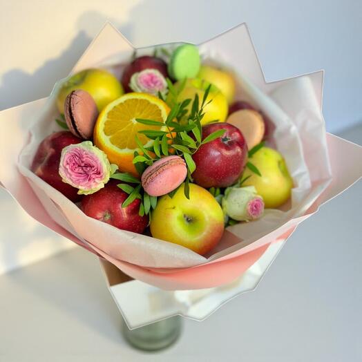 Фруктовый букет с макаронсами и розами — свежий и изысканный подарок