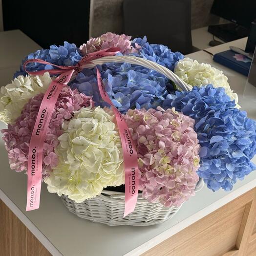 Корзина с гортензиями