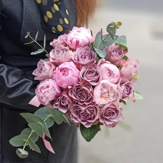 Ramo con peonías y rosas