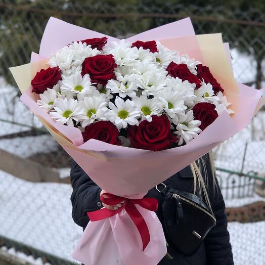 Ромашка с красной розой