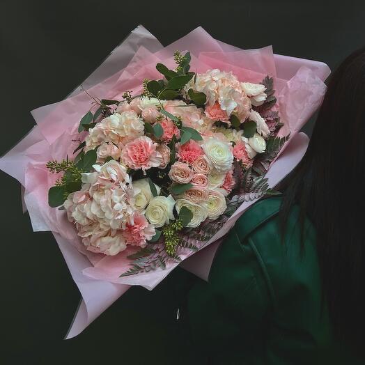 Pink bouquet of roses and hydrangeas