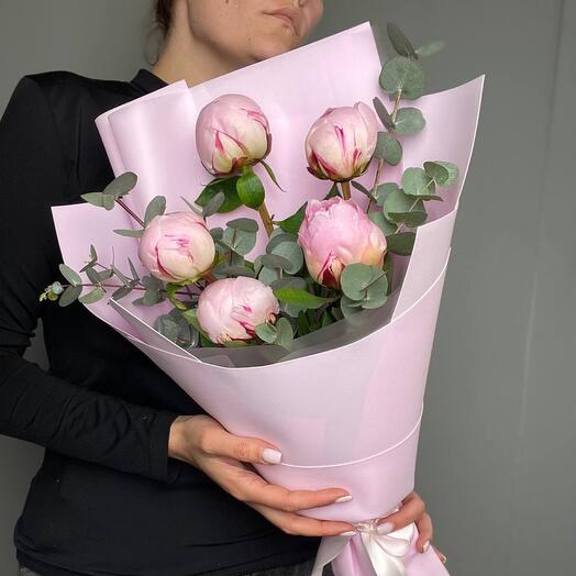 Нежный букет из 5 розовых пионов с эвкалиптом в мягкой упакоке