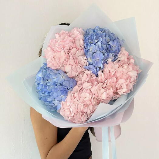 5 hydrangeas in bouquet
