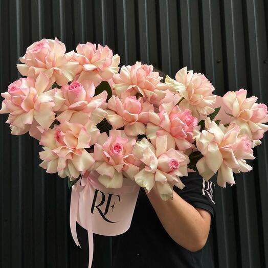 Фирменная композиция S из 13 роз