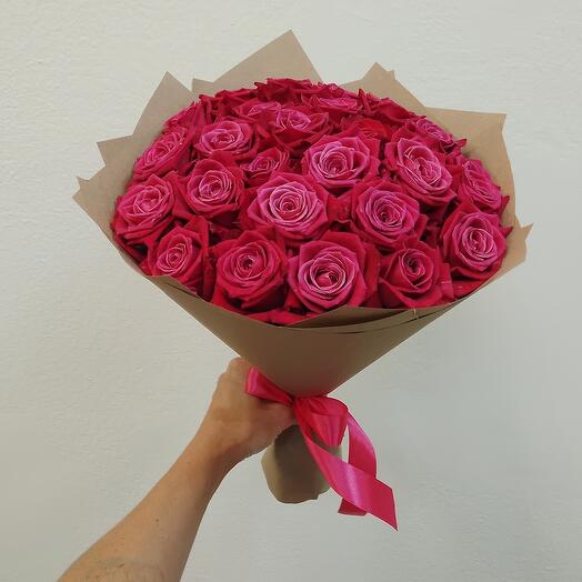 25 розовых роз