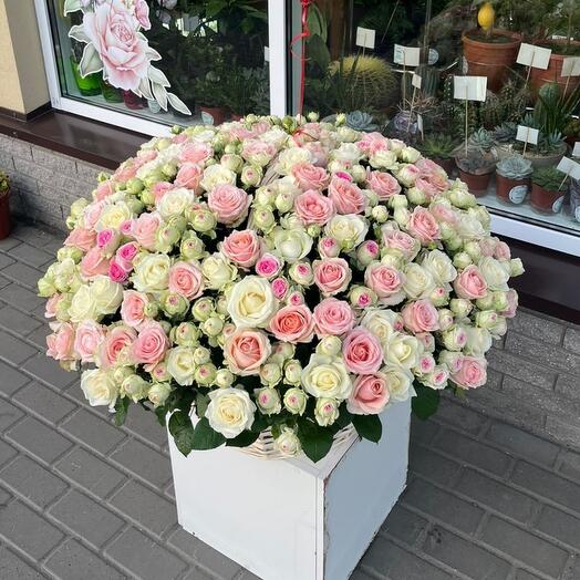 Корзина с кустовыми и одноголовыми цветами