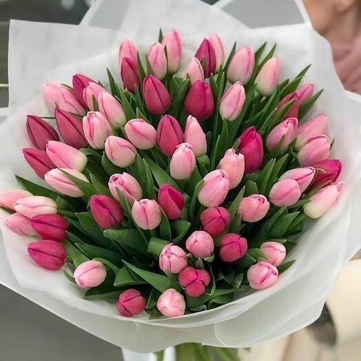 Tulip Garden: 100 Tulips in a Beautiful Hand Bouquet