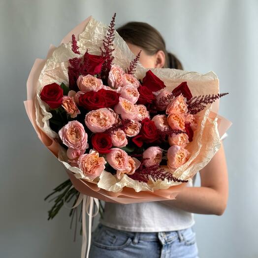 El ramo del autor "RENDEZVOUS" con peonías de melocotón y fragantes rosas escarlatas
