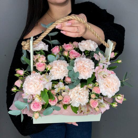Composición en una Caja de Dianthus, rosas arbustivas ,alstroemeria y eucalipto "Jardín Maravilloso"