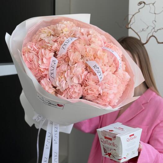 Комбо букет из 9 гортензий и Raffaello