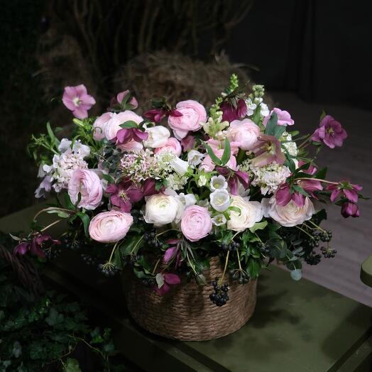 Корзина с ранункулюсами, колокольчиками и морозником